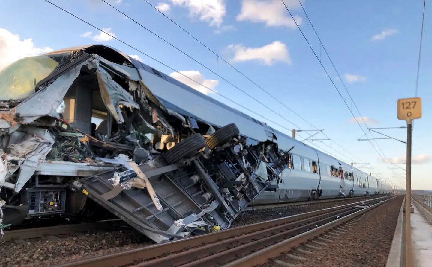 Den løsrevne traileren fra godstoget bragede ind i IC4-toget på Vestbroen over Storebælt. Traileren var tæt på at ramme lokoføreren. Otte andre mistede livet, da den løsrevne vogn flænsede venstre side af IC4-toget op.