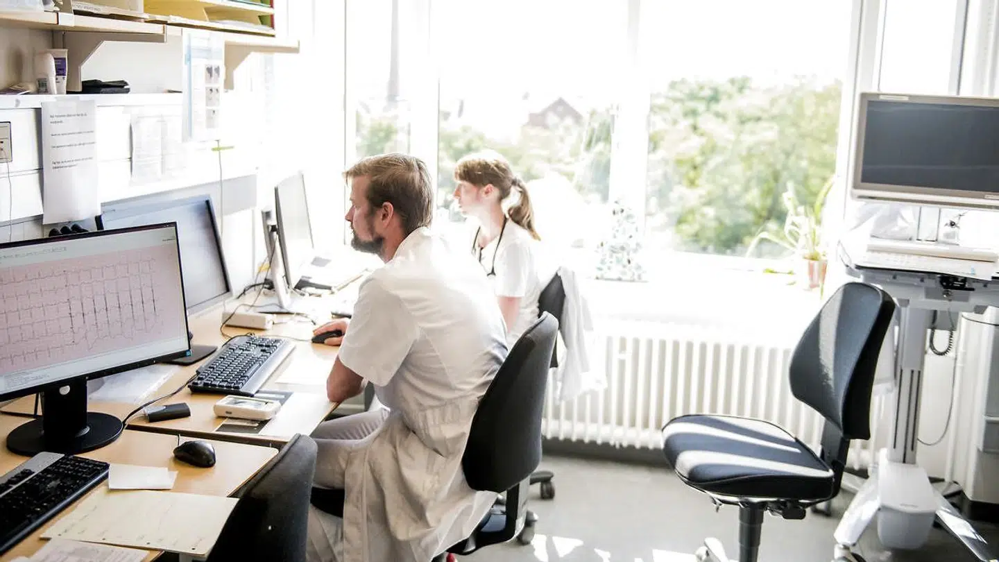 »Hvorfor Sundhedsplatformen stik modsat business casens positive forudsigelser? Fordi analysen var skrivebordsarbejde blottet for empiriske data. »Data« indgik som hvis-så slutninger på talform, hvis man skal sige det pænt og som ren ønsketænkning, hvis man er mindre høflig,« skriver Jes Søgaard.