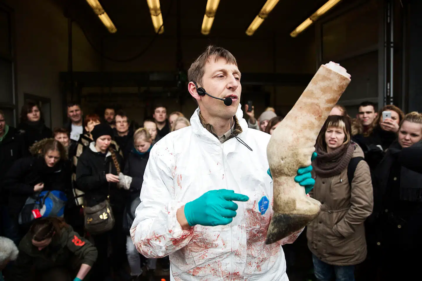 Dyrlæge Mads Bertelsen viser det nysgerrige publikum delen af et ben fra giraffen.