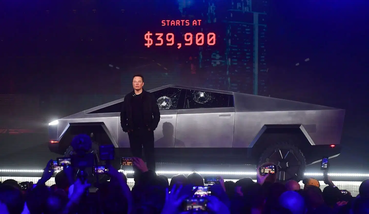 Teslas løfter om en ny bil, der skulle være næsten umulig at smadre, faldt lige så hurtigt til jorden som den metalkugle, der smadrede vinduet under præsentationen.