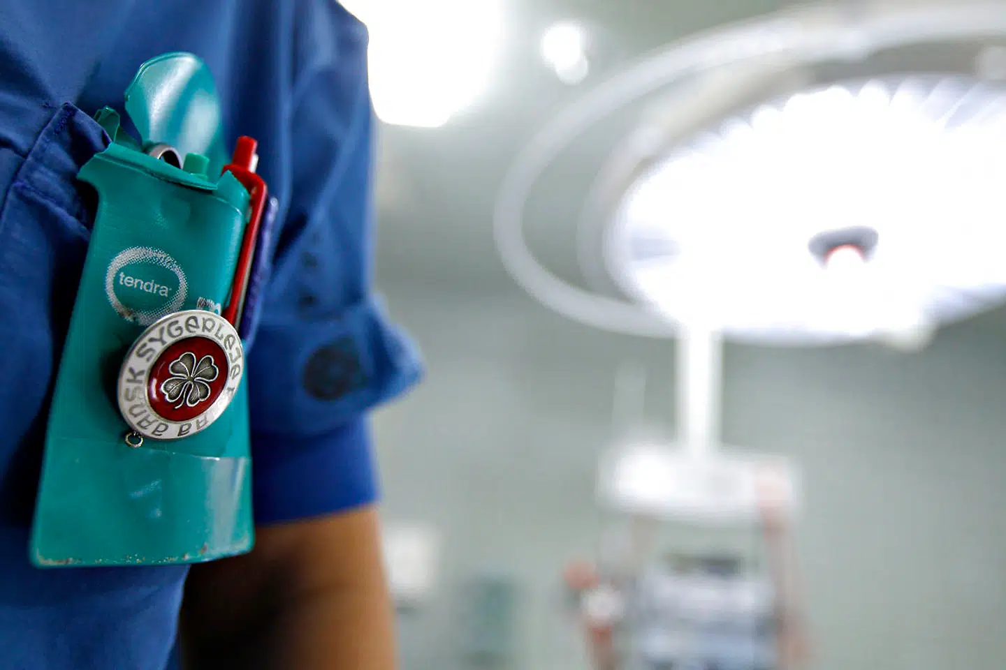 Sundhedspersonalet mødes dagligt med voldsomme dokumentationskrav, der opleves som rigide og ude af trit med den virkelighed, de bevæger sig i. Den dokumentation, der føres, bør føres af hensyn til patientsikkerheden, og ikke for at være garderet i en eventuel klage- eller tilsynssag, som opstår, fordi et patientforløb ikke gik som forventet.