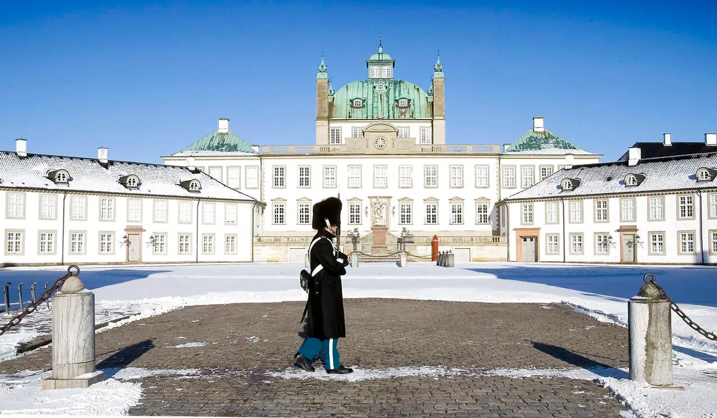 I Fredensborg var den ultimative manddomstest til nytår at snige sig op på slottet og sprænge postkassen.