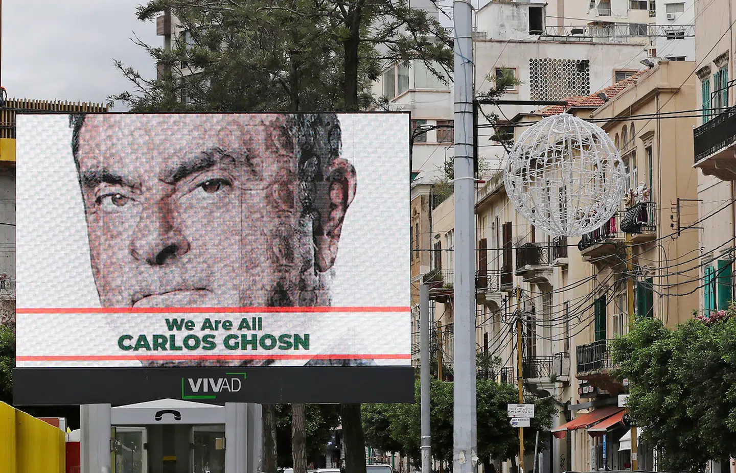 Carlos Ghosn er en af de mest succesfulde libanesiske forretningsmænd. På en gade i Beirut hængte man plakater op for at vise støtte til Ghosn, da han blev anholdt i Tokyo i november 2018.
