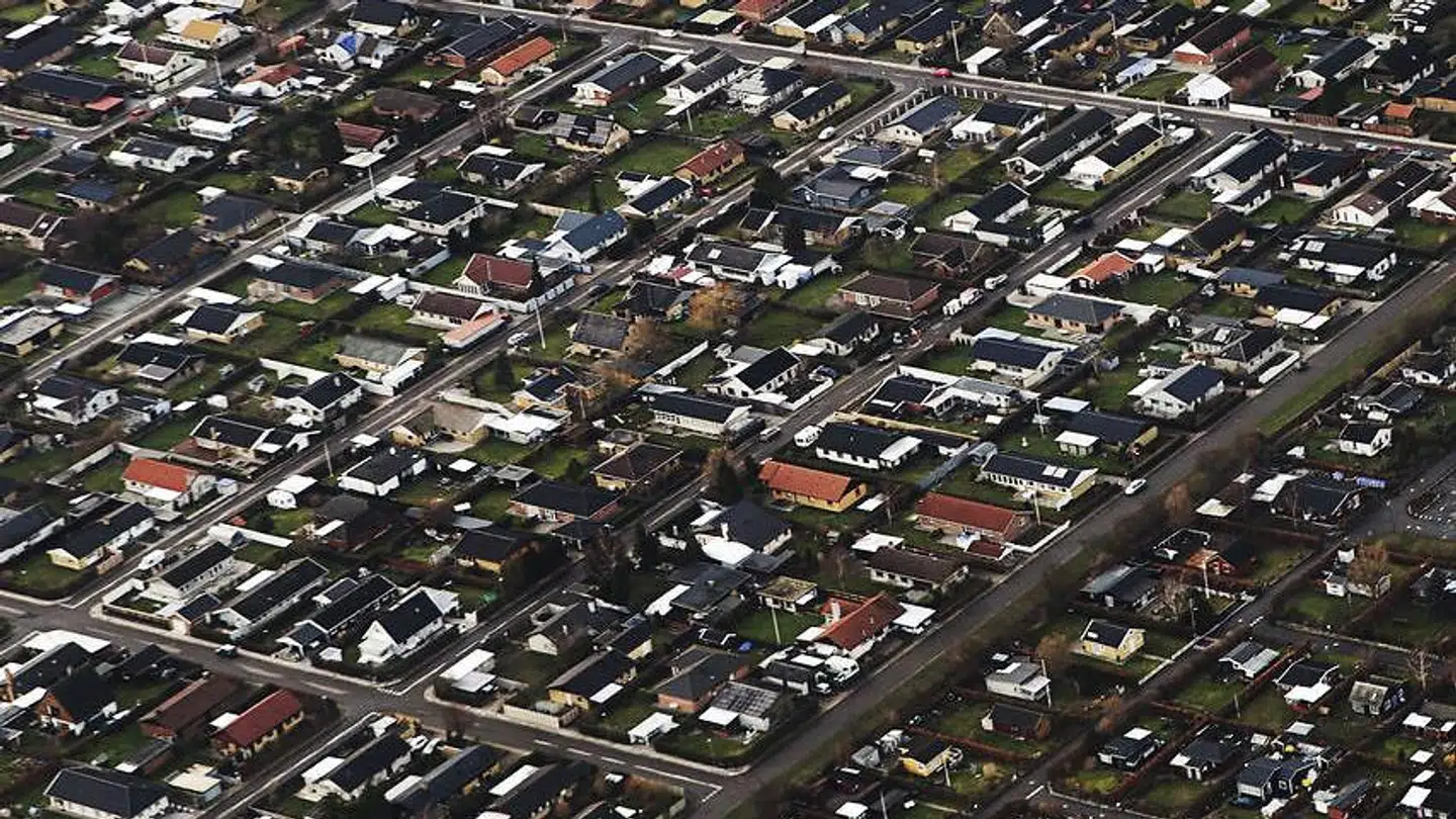 ARKIVFOTO: Der er store CO2-gevinster at hente, hvis Danmarks godt 500.000 enfamilieshuse med olie- og naturgasfyr skifter til renere varmekilder. Det, foreslår Dansk Byggeri nu, skal ske ved en tvungen ordning.