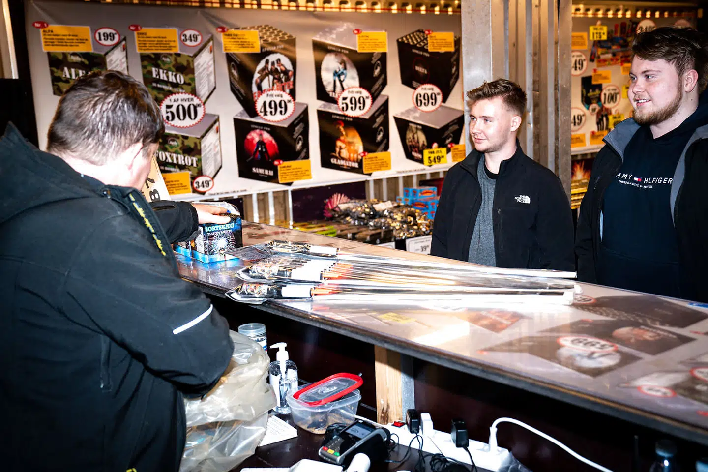 Køb af fyrværkeri må i Danmark lovmæssigt kun ske mellem 15. og 31. december, mens affyringsperioden er på seks dage, fra 27. december til 1. januar. I Sverige er reglerne nu betydeligt strammere, når det gælder nytårsraketter.