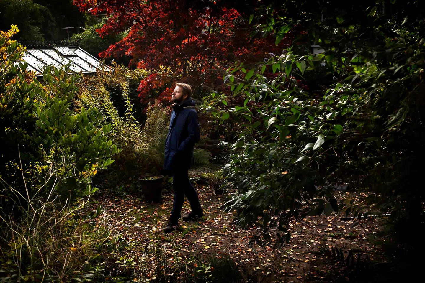 »Det handler først og fremmest om at komme af med sin forargelse. Formatet gør også, at vi hurtigt kommer op at skændes med hinanden,« siger Dennis Nørmark om Facebook.