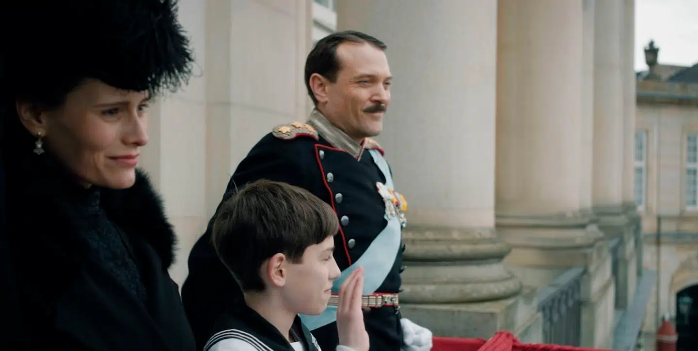 Der er lagt mange kræfter i at genskabe noget, der ligner historisk korrekte omgivelser i DRs nye serie om Frederik IX. Her hyldes Christian X, dronning Alexandrine og den 13-årige Frederik ved førstnævntes tronbestigelse i 1912.