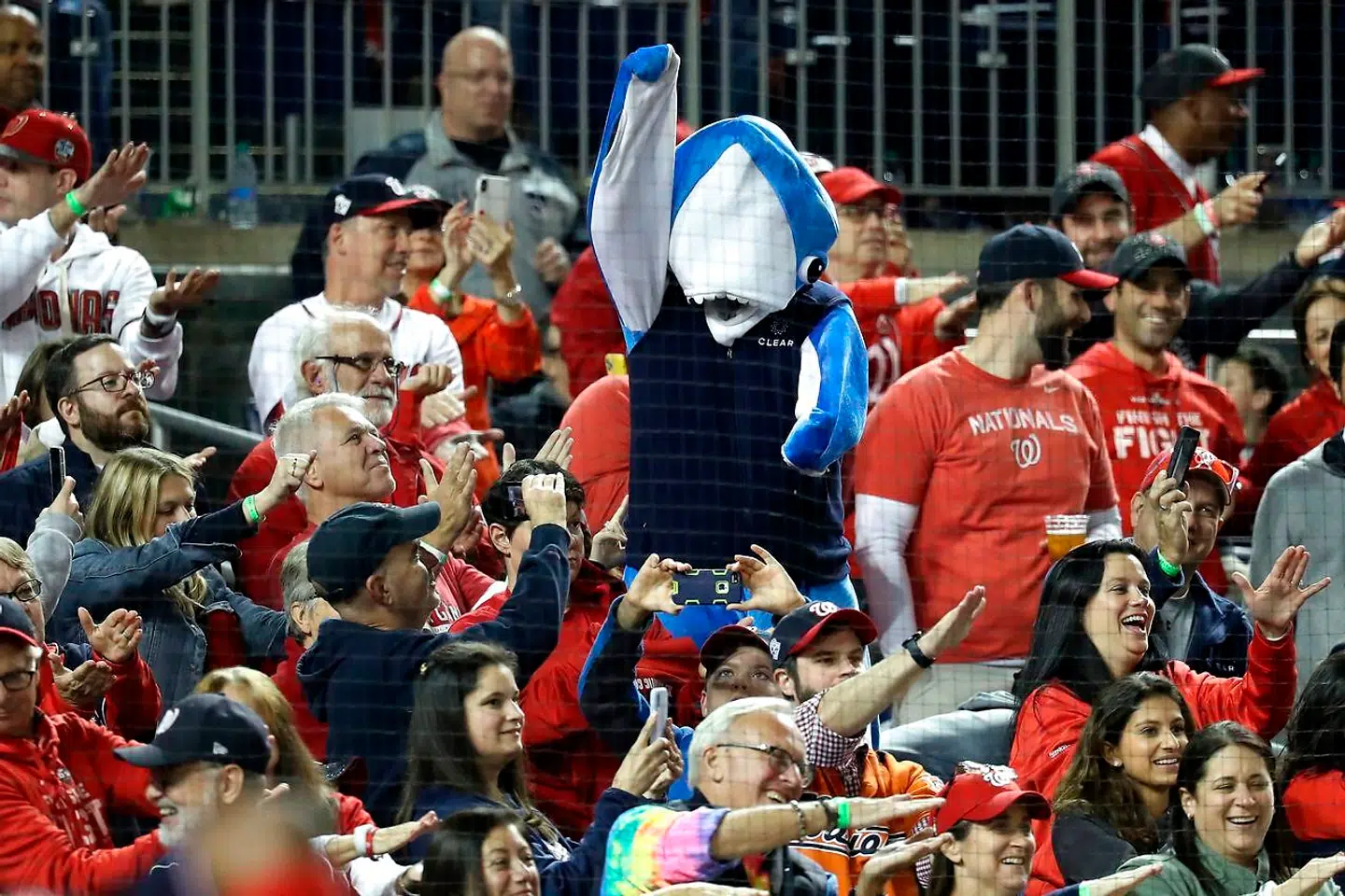 Fans af baseballholdet Washington Nationals har her sunget sætningen »Baby Shark, doo-doo doo-doo« under World Series. Et særligt baseball-slag blev døbt »baby shark«, hvilket har gjort sangen populær og en sydkoreansk familie rig.