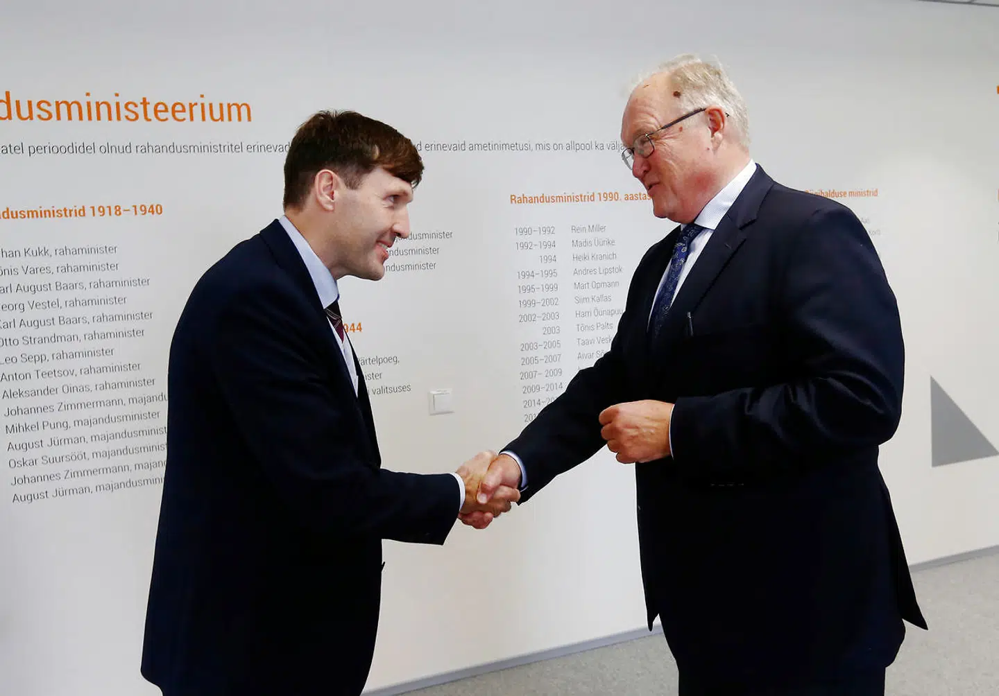 Estlands finansminister, Martin Helme, hilser på den tidligere svenske statsminister Göran Persson (S). Persson er ny bestyrelsesformand i Swedbank, der ligesom Danske Bank har haft problemer med at overholde hvidvaskreglerne i Baltikum.