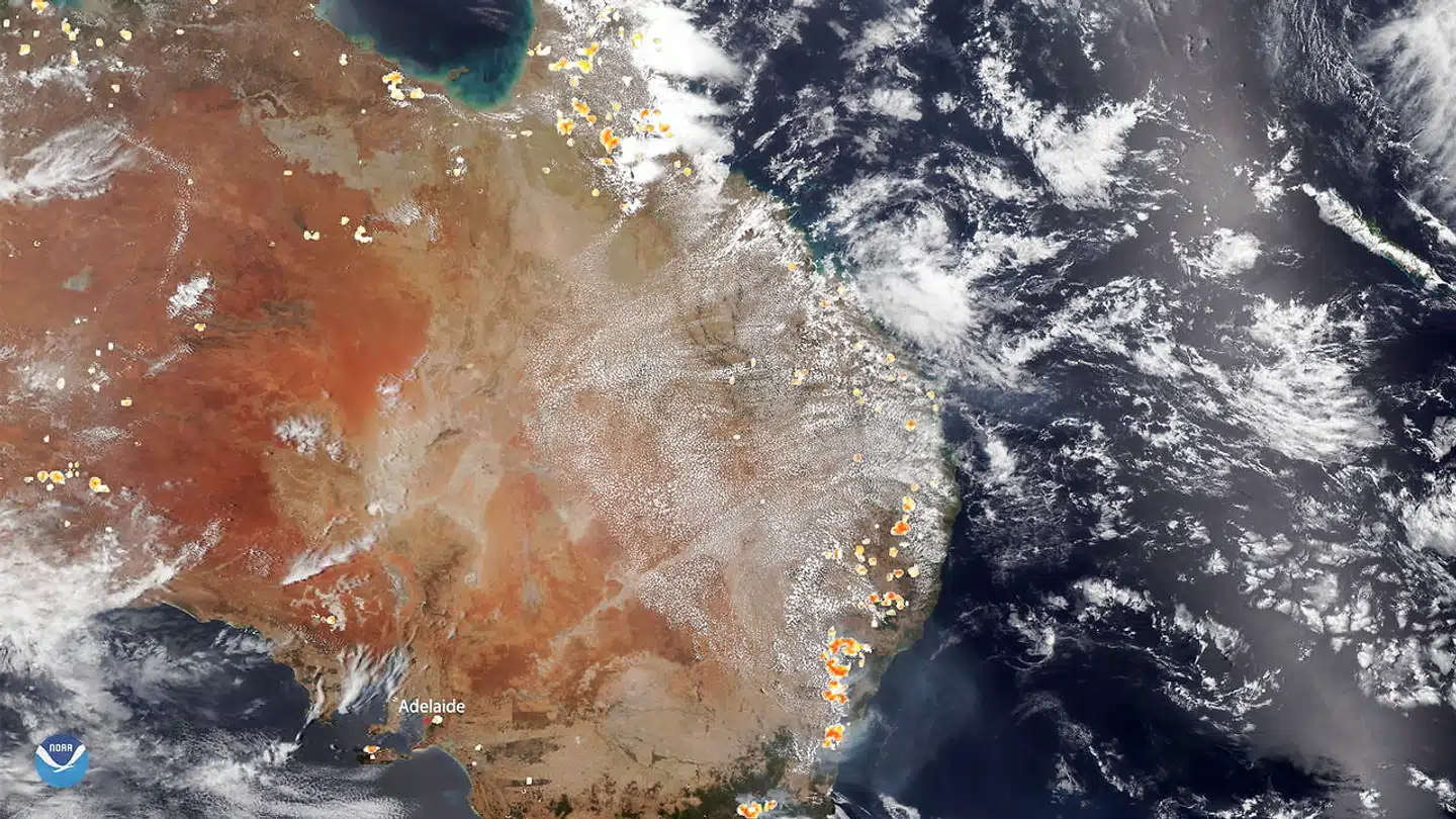 Et satellitbillede fra det amerikanske National Oceanic and Atmospheric Administration viser omfanget af brande i Australien. Billedet er fra 26. december.