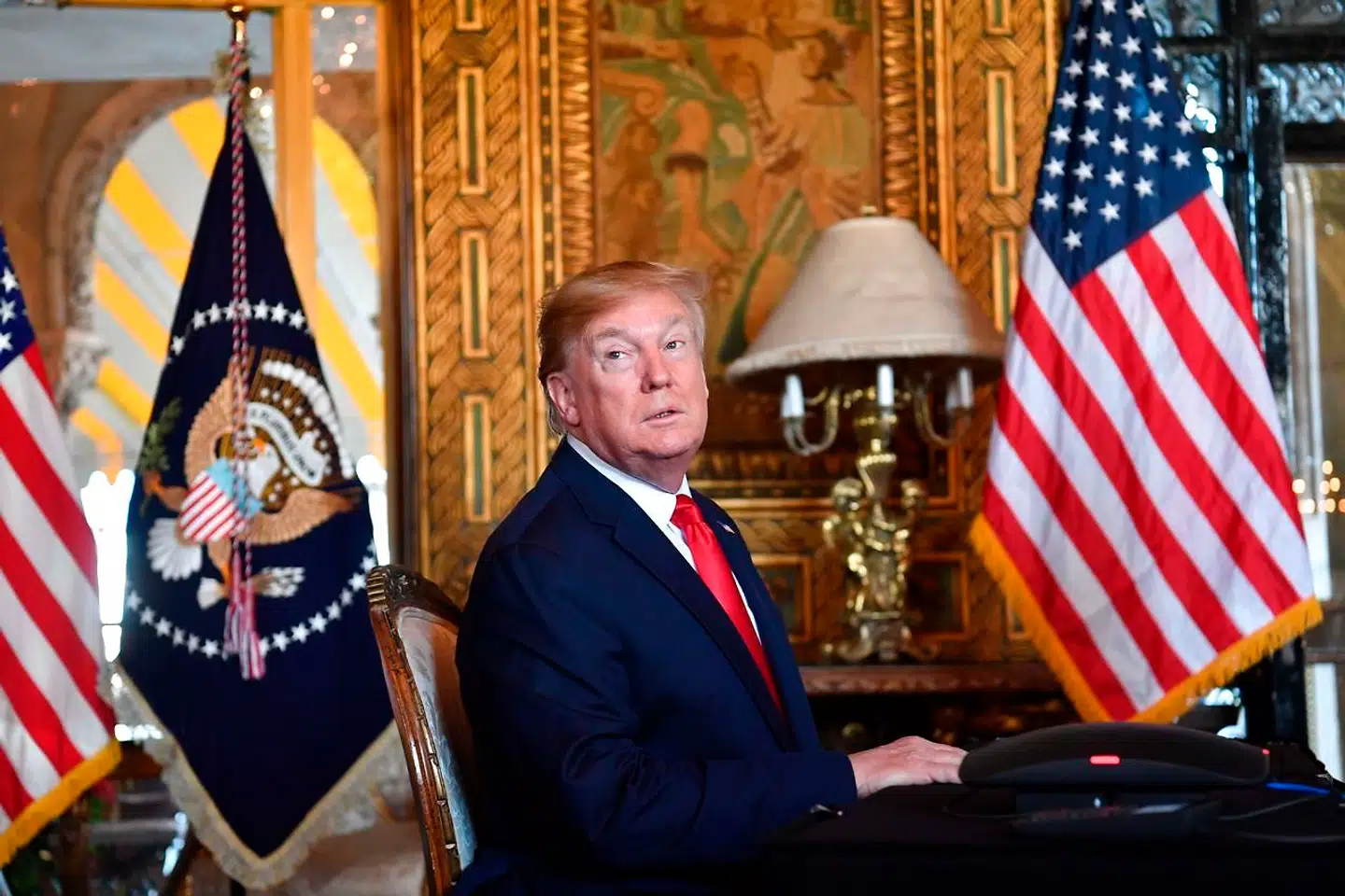 Trump har afsløret den formodede identitet på den whistleblower, der er står bag de oplysninger, som førte til, at Repræsentanternes Hus vedtog at indlede en rigsretssag.