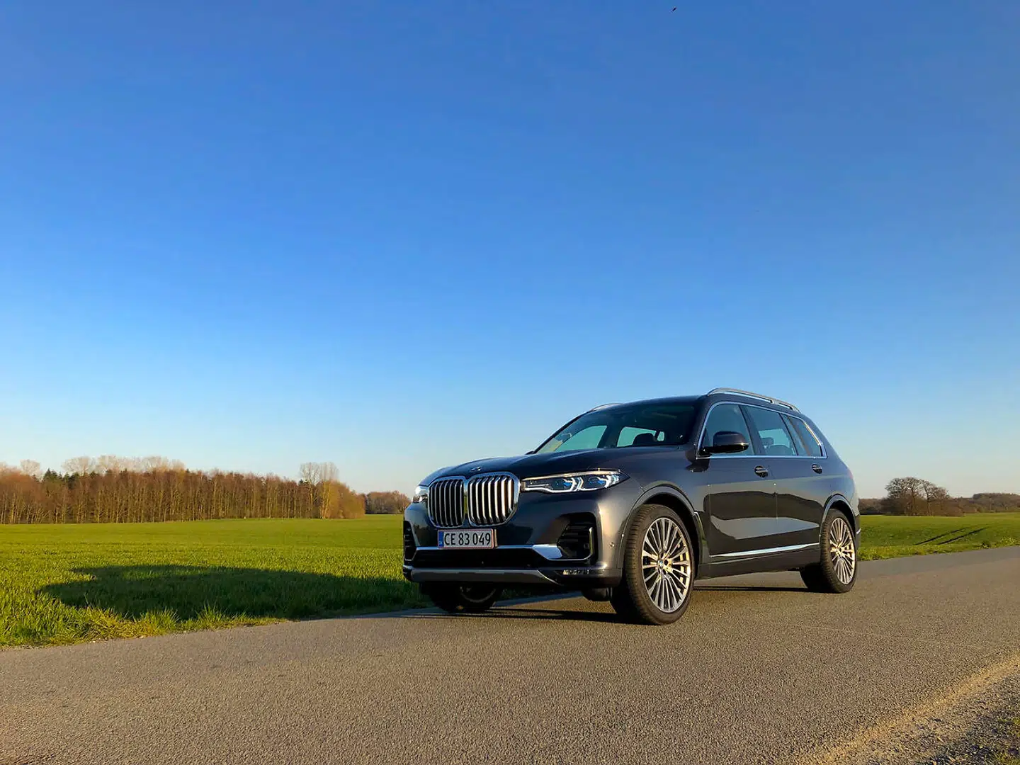Årets mest tvilsomme: BMW X7 er egentlig en ganske vellykket 7-personers luksus-SUV. Men hvis BMWs slogan om at levere »Ren Køreglæde« var en lygtepæl, ville BMW X7 være hanhunden, der letter ben op ad den.