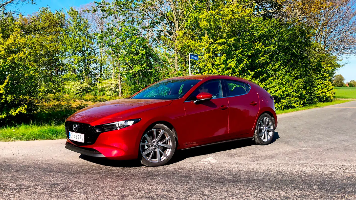 Årets Lille Mellemklassebil: Den nye Mazda 3 har måske ikke den nye Golfs brede motorprogram, men den er smukkere, kører marginalt skarpere og kabinen er mere lækker. Det gør den til min vinder.