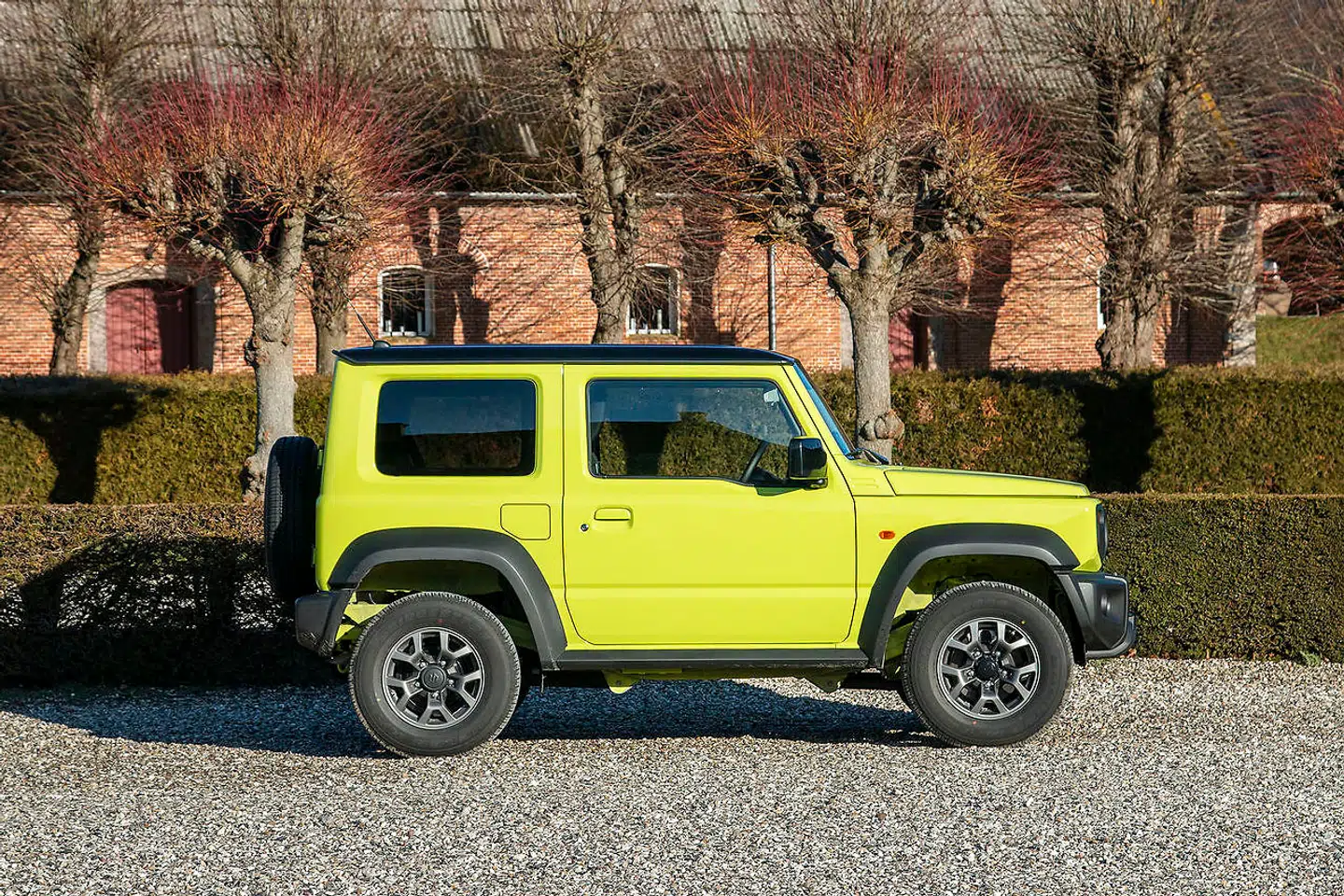 Årets Hjerteknuser: Suzuki Jimny er på alle parametre et irrationelt stykke automobil. Den er lille, dyr og ukomfortabel. Men jeg elsker den, og den er lige så fed på stenbroen som i skoven. På landevej og motorvej er den dog analog og irriterrende, men det kan min hustru også være, og hende elsker jeg også.