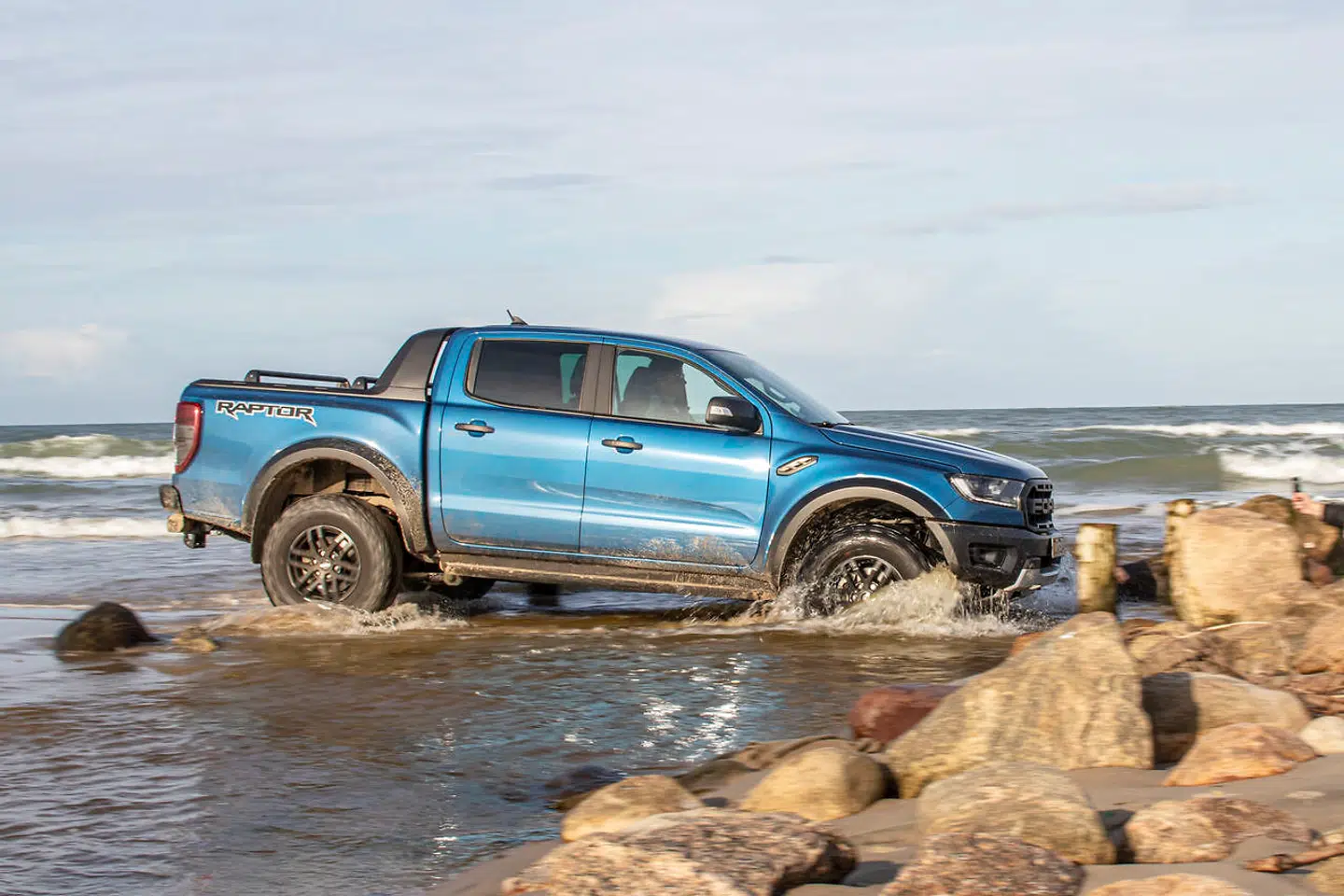 Årets Hjerteknuser nr. 2: Ford Ranger Raptor er noget så irrationelt som en pick-up i performancetøj. Den er rå, brutal og bøvet, men 100 kilometer langs den jyske vestkyst slog min forelskelse fast med syvtommer fælgmøtrikker.