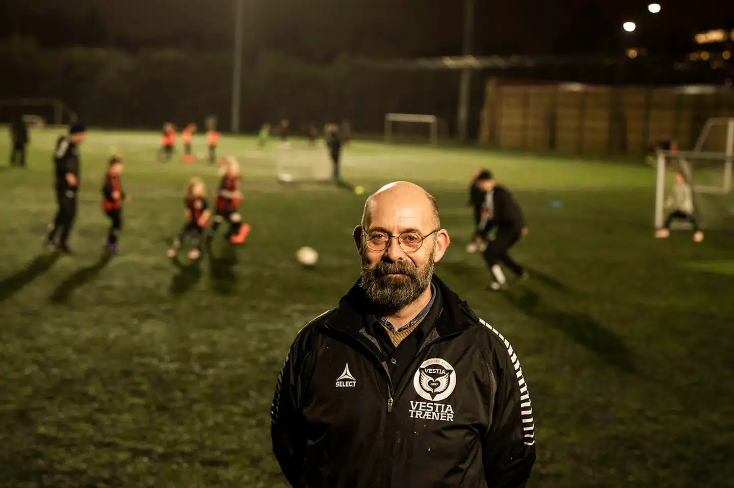 Søren Vesterbæk, formand for BK Vestia. Flere og flere børn går til fodbold, hvilket lægger pres på idrætsanlæg i København. Det mærker de i høj grad i klubben Vestia, hvor det ikke er unormalt, at op mod 150 børn træner på en 11-mands fodboldbane på en gang. Til juleserien, Børnenes by.