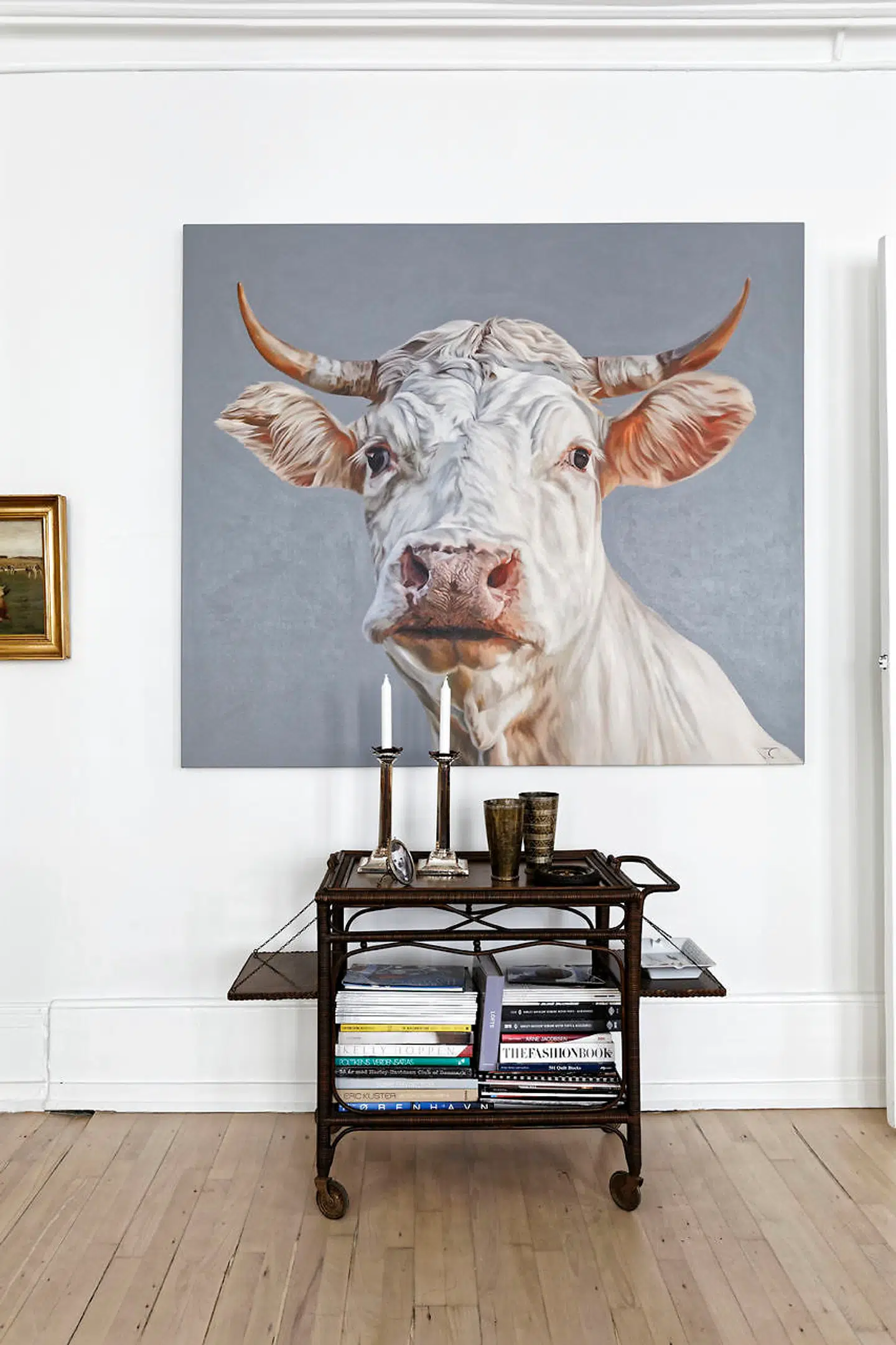 Komotivet fra Australien, hvor Marianne Duffeld boede i seks år, hænger over en tetrolley af bambus fundet på Værnedamsvej. Den er formentlig fra 1940erne.