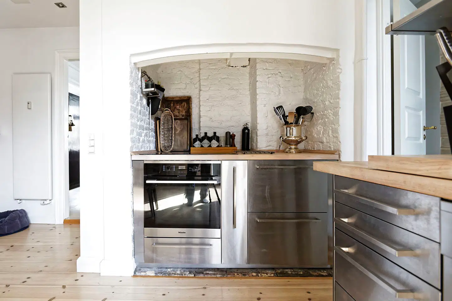 Ildstedet er en af de historiske detaljer, Marianne Duffield har sat sig for at passe på og ikke nænner at fjerne.