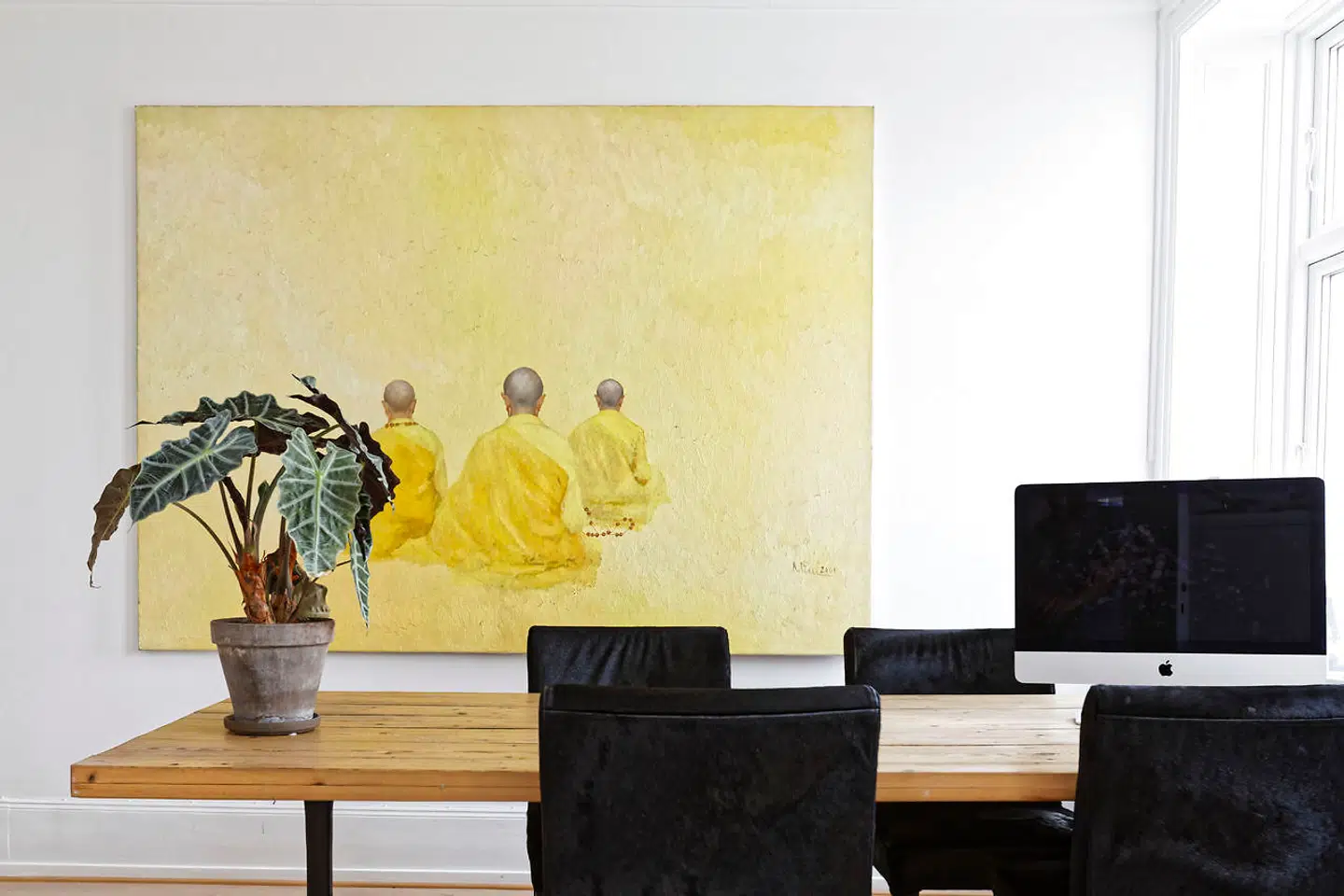 Stuen over for køkkenet er et kombineret kontor og mødelokale. Maleriet med titlen »Meditation« er vietnamesisk.