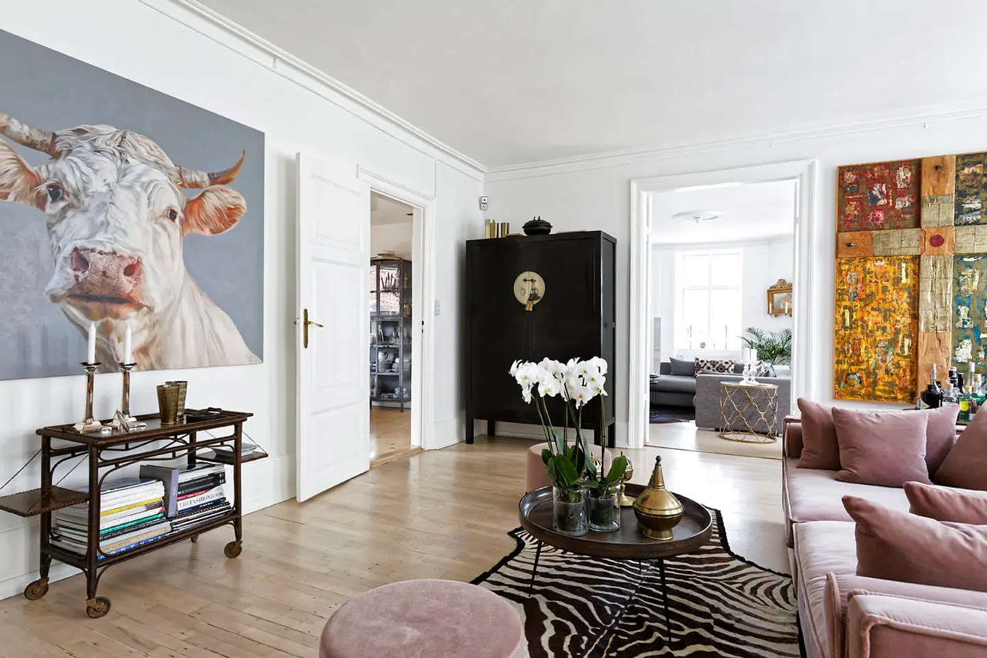 Cocktailloungen, som Marianne Duffield kalder den, har antikt zebraskind på gulvet, australsk komaleri og sort kinesisk lakskab. Den lille tetrolley af bambus er fundet i en antikbutik på Værnedamsvej.