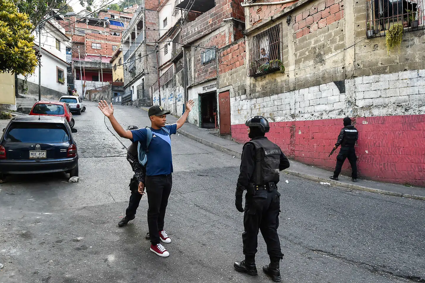 Politiet i aktion i et af Caracas' fattige kvarterer. Sikkerhedsstyrkernes overgreb i forbindelse med den voldelige konflikt i Venezuela har i 2019 kostet 5.286 mennskeliv.