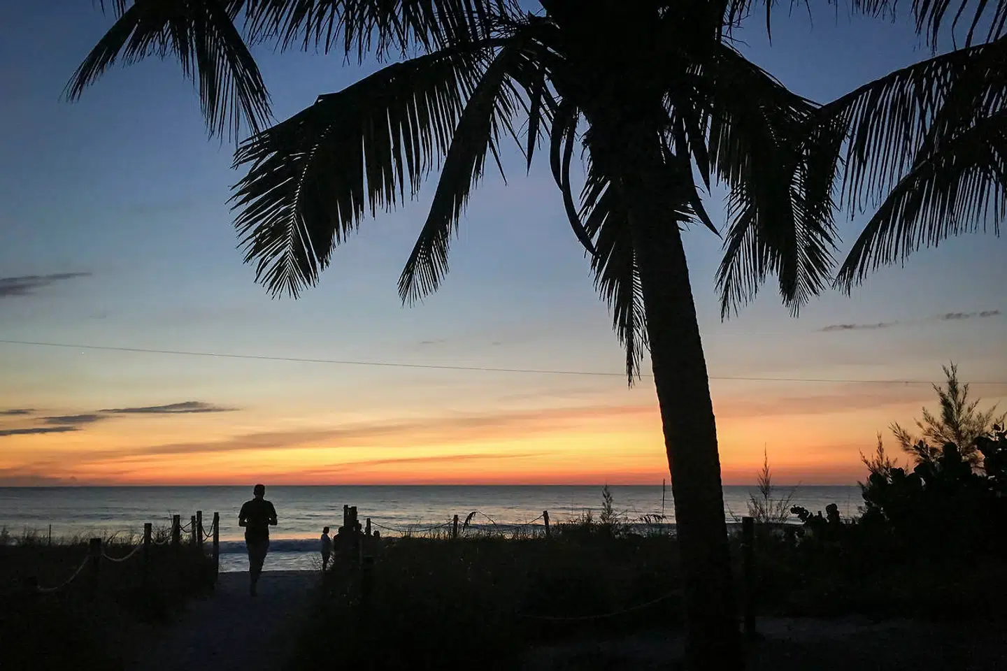 På Captiva Island flokkes turisterne til stranden for at se solen gå ned over vandet.
