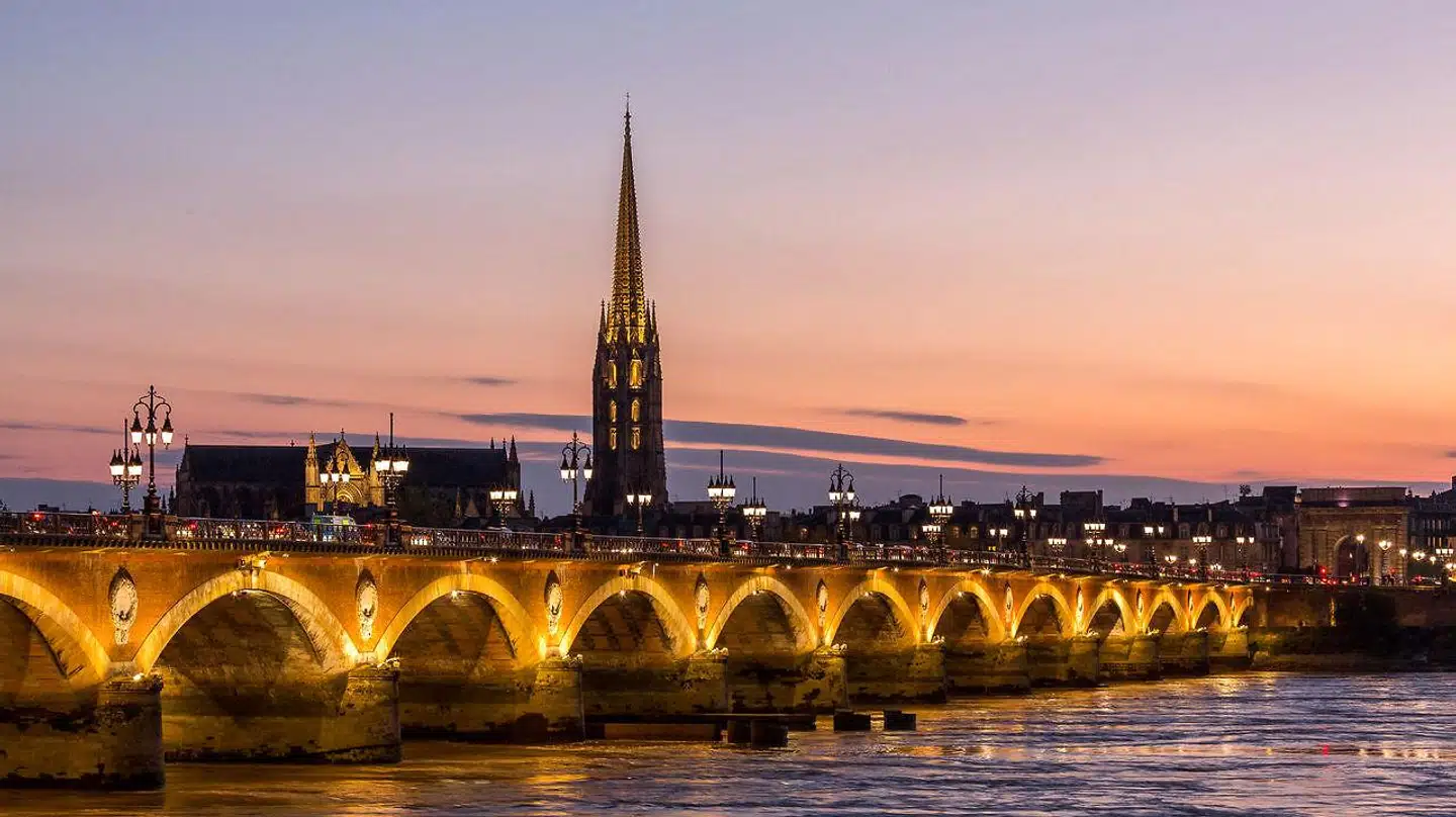 Pont de Pierre er et af de mange smukke steder i Bordeaux, som i flere hundrede år har været et af vinelskernes valfartssteder.