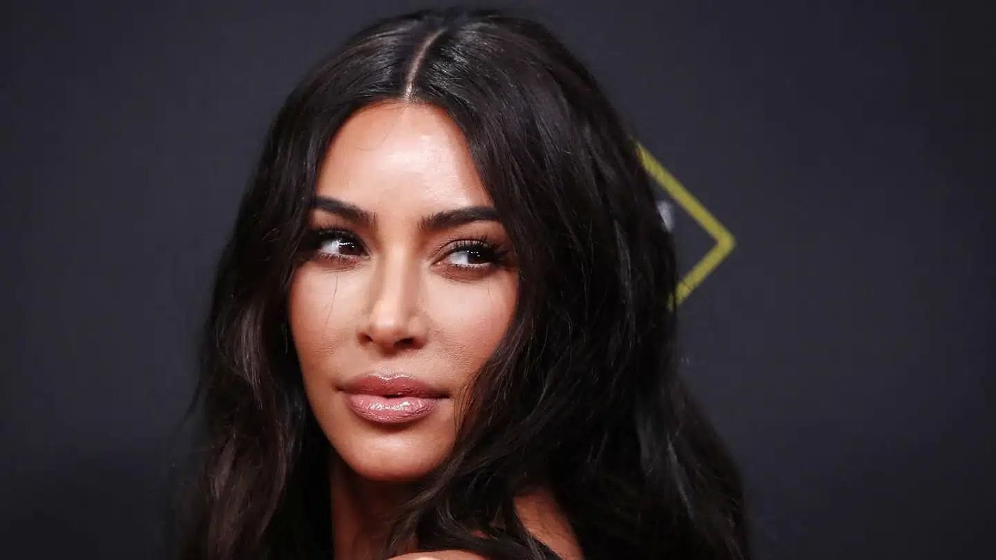 »Nuancerne har svære kår i den digitale kultur, og måske er det derfor, at netop en kvinde som Kim Kardashian har så stor magt, men vil så lidt med den. Hun reklamerer for dufte, diamanter og designerdrømme, men hun blander sig stort set ikke i den fysiske virkelighed,« skriver Chris Pedersen.