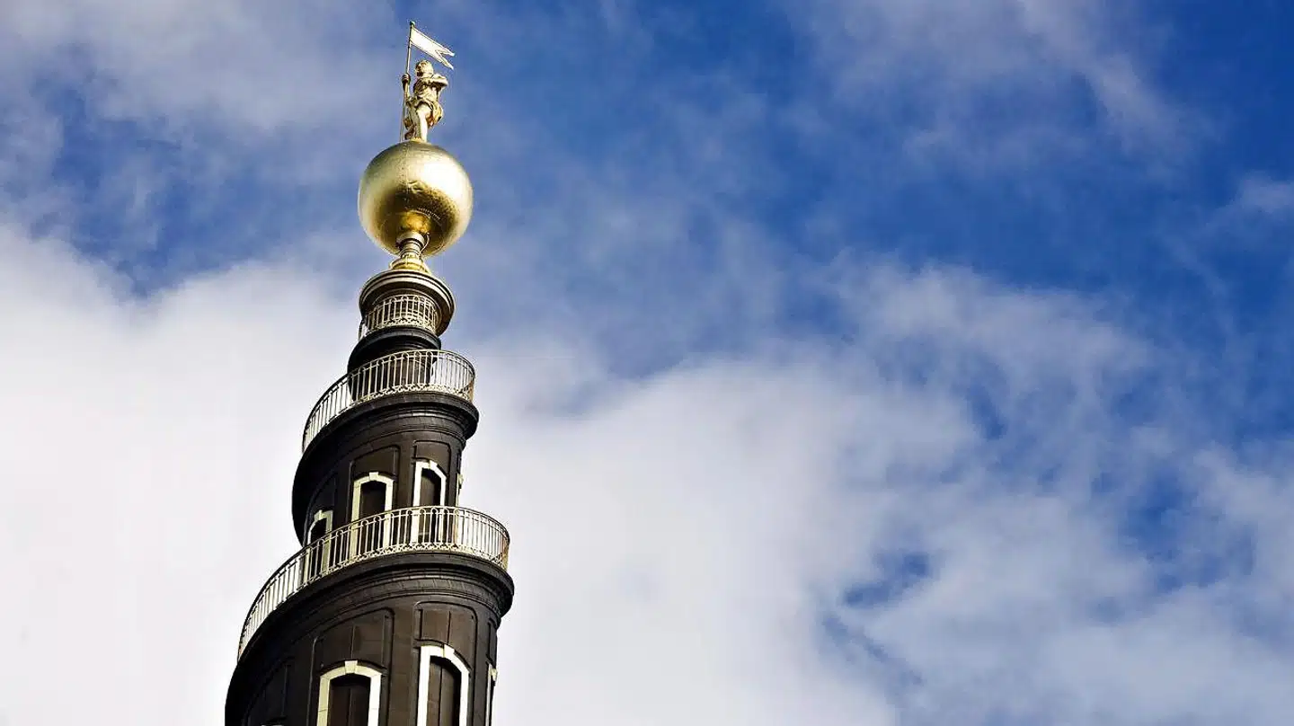 Frelserkirkens spir holder vinterlukket, så Københavnersnuden tager i stedet en tur i den mentale helikopter.