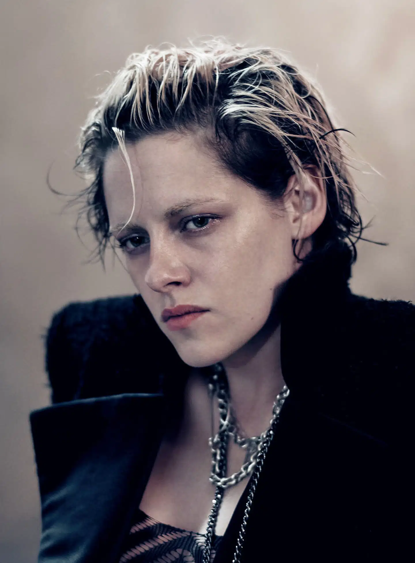 Den lesbiske og feministiske skuespiller Kristen Stewart er en af modellerne i årets Pirelli-kalender.