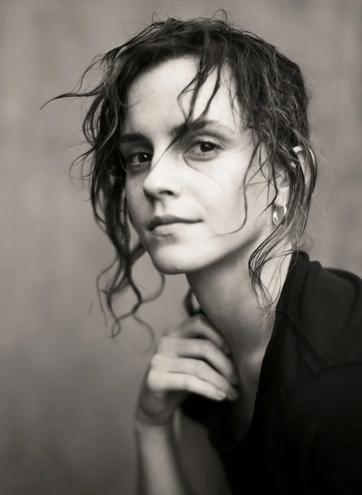 Emma Watson er med i årets Pirelli-kalender. Hun er ud over sit skuespillervirke kendt som FN-ambassadør, ligestillingsaktivist og er en erklæret enspænder, der på sin 30 års fødselsdag understregede, at hun ikke ønskede at være i forhold med andre end sig selv.