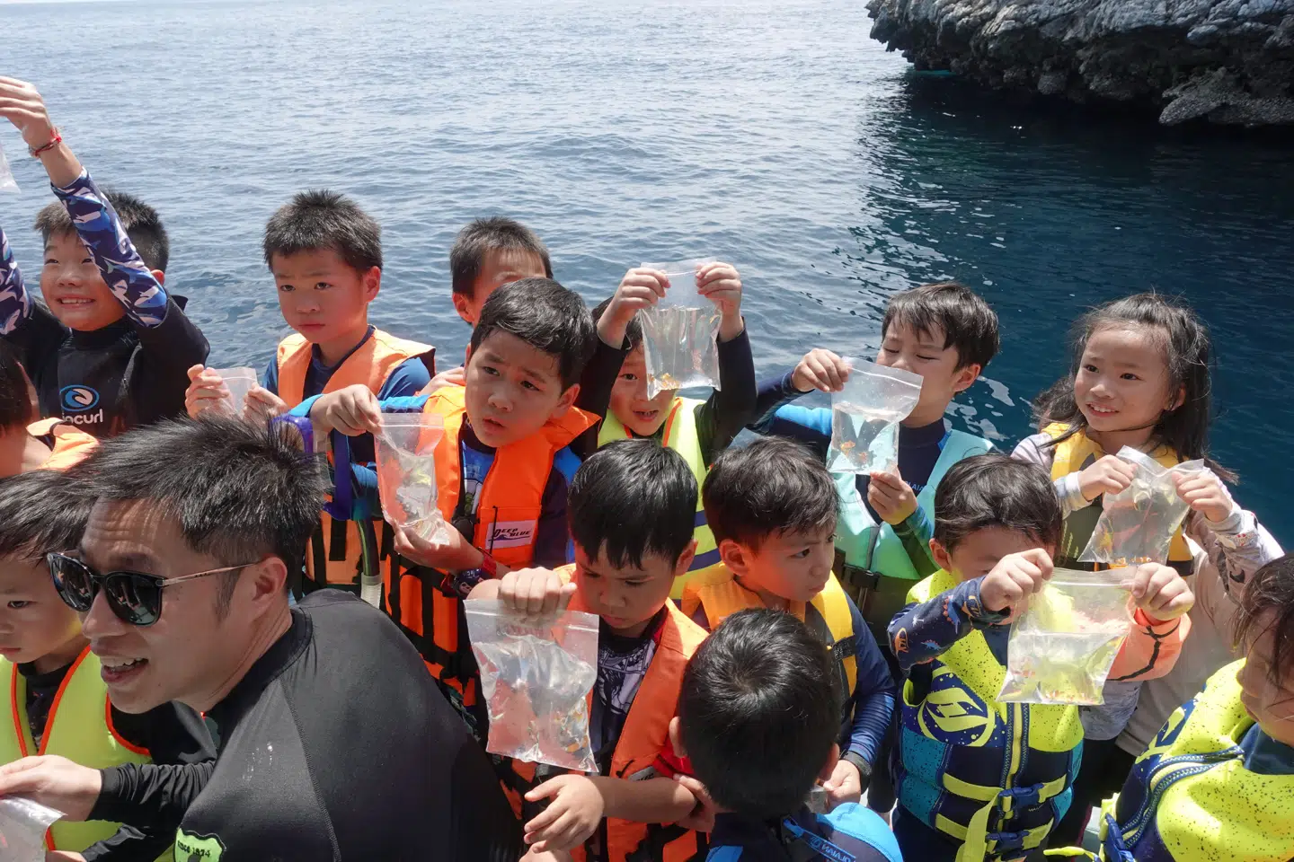 En miljøbevidst ny generation er håbet. Her søsættes de ultrasmå klovnfisk over korallerne ved Koh Haa.