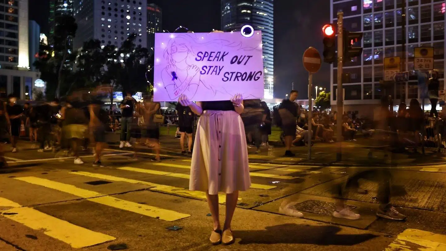 »Vi holder os selv oprejst ved tanken om en dag at kunne ødelægge dét for dig, du har ødelagt for os. En dag giver vi dig et forklaringsproblem på hjemmefronten. En dag falmer dine velskrevne støtteerklæringer, når alle forstår, hvad du har udsat dine kvindelige kollegaer for,« skriver forfatter Sille Kirketerp Berthelsen. (Photo by Lillian SUWANRUMPHA / AFP)