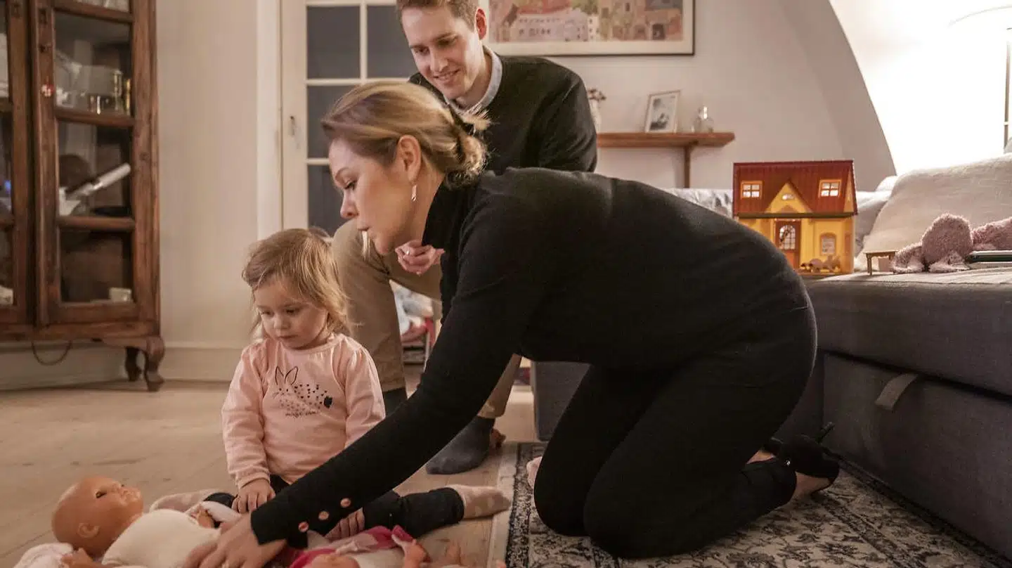 Alicia leger med dukker med far og mor, Thomas Foght og Sarah Dubord-Gagnon, i hjemmet i Brønshøj. Tidligere blev Alicia med stor succes passet i hjemmet i en privat pasningsordning.