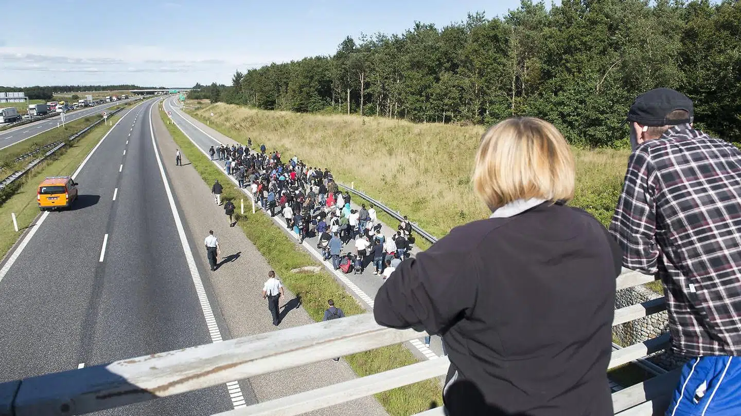 »Man var hverken i 2015 eller i dag villig til at gøre det ene fornødne, som historieprofessor Uffe Østergaard – med nyvundet klarsyn – kaldte at opbygge Fort Europa beskyttet af store mure, bevæbnede vagtposter, pigtråd og militære fartøjer på Middelhavet,« skriver Kasper Støvring om det, han kalder årtiets største begivenhed, migrantkrisen.