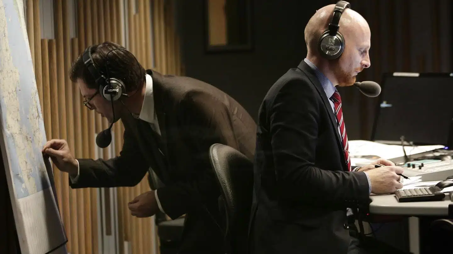 Mikael Bertelsen og Mads Brügger ved den spæde begyndelse på Radio24syv, der gik i luften klokken 24.05 natten til tirsdag 1. november 2011. I 2019 lukkede samme radio klokken 23.59 31. oktober.