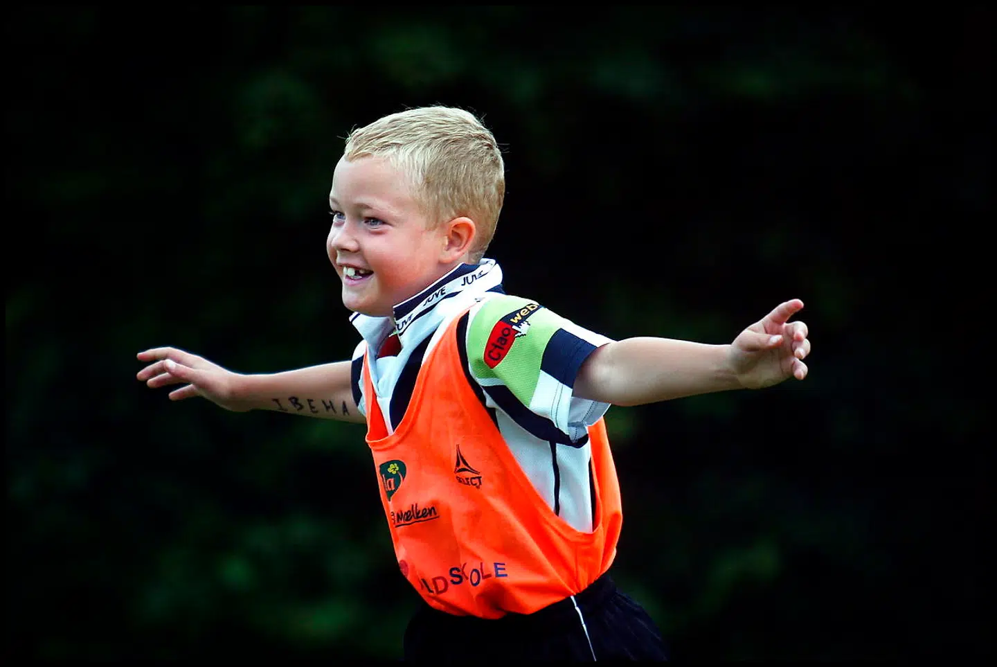Vi må ikke skade børns motivation for at dyrke sport ved tidlige talent-programmer, vurderer Jesper Olesen fra Danmarks Pædagogiske Universitet. På billedet ses en dreng fra DBUs fodboldskole og Anders And Cup i Albertslund efter en scoring.