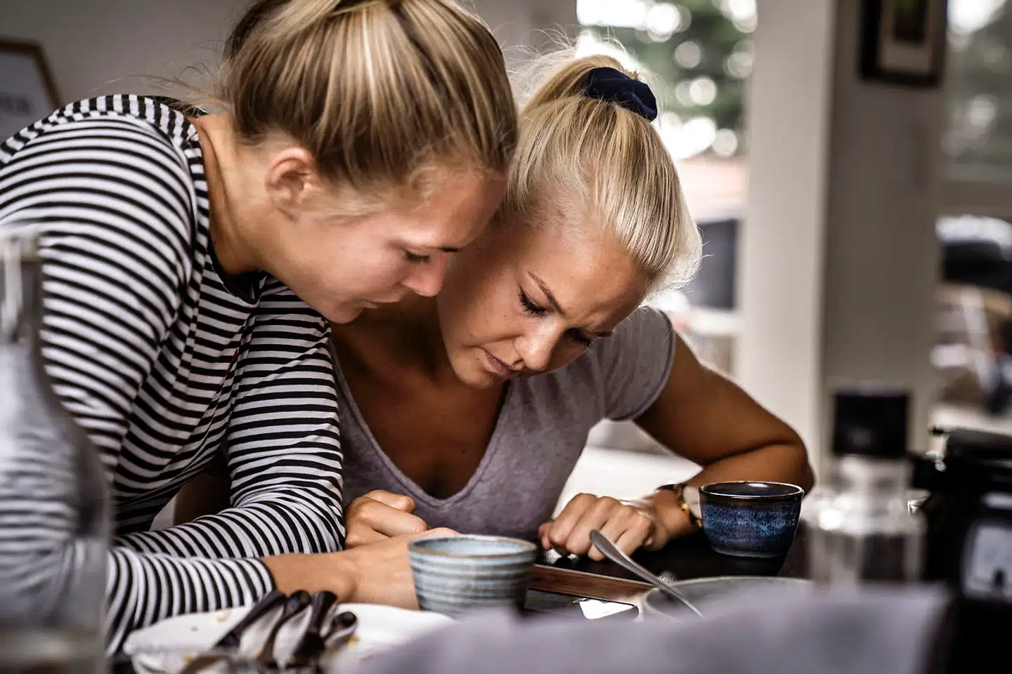 Pernille Harder med sin kæreste, den svenske landsholdsspiller og Chelsea-spiller Magdalena Eriksson, mens de to forsøger at koordinere kalenderen. Det kan være svært, når begge har et travlt kampprogram.