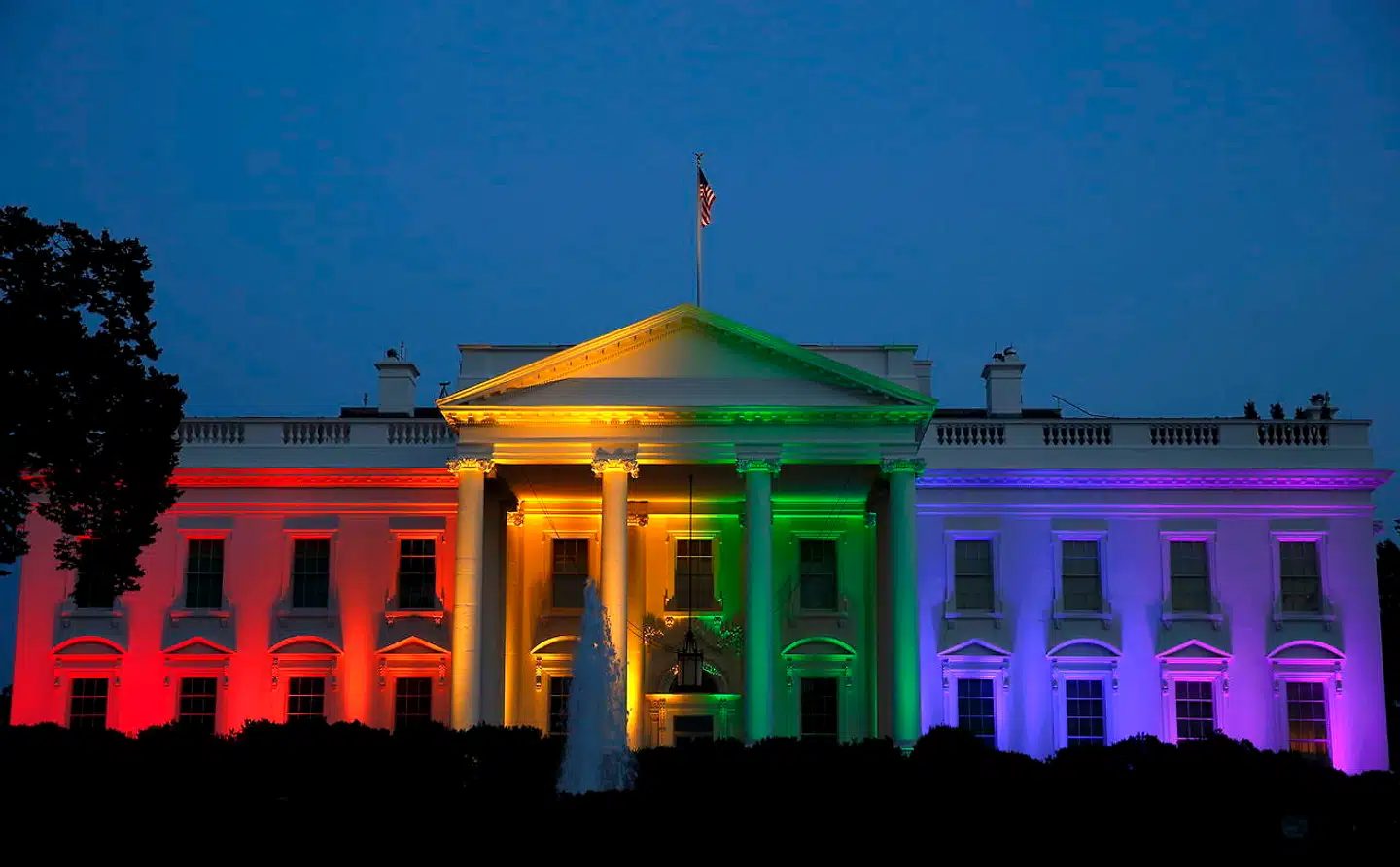 Tidligere præsident Barack Obama lod Det Hvide Hus belyse med regnbuens farver efter Højesteret i juni 2015 med en historisk afgørelse legaliserede amerikanske homoseksuelles ret til at blive gift. REUTERS/Gary Cameron/Files