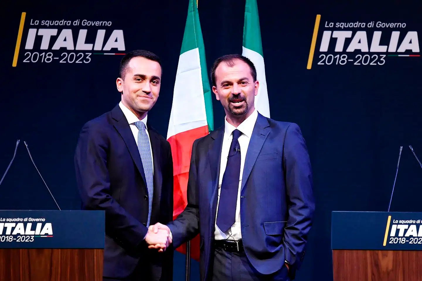 Partileder Luigi Di Maio og Lorenzo Fioramonti trykker hånd forud for Femstjernebevægelsens formidable valgsejr i marts 2018. Små to år senere er bevægelsen truet af en opløsning, der kan sprænge Italiens skrøbelige regering.