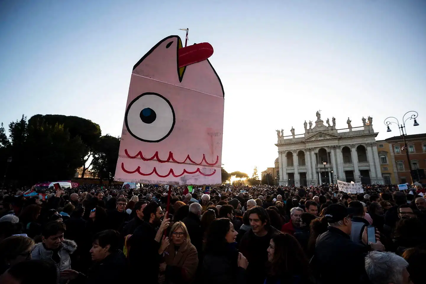 Regionalvalget i Emilia Romagna sidst i januar truer med at udløse regeringens fald og bringe Matteo Salvini til magten. Samtidig er den traditionelt venstreorienterede, nordlige region arnested for en ny folkebevægelse vendt mod højrenational populisme »Le Sardine« – på dansk Sardinerne – der her demonstrerer i Rom.