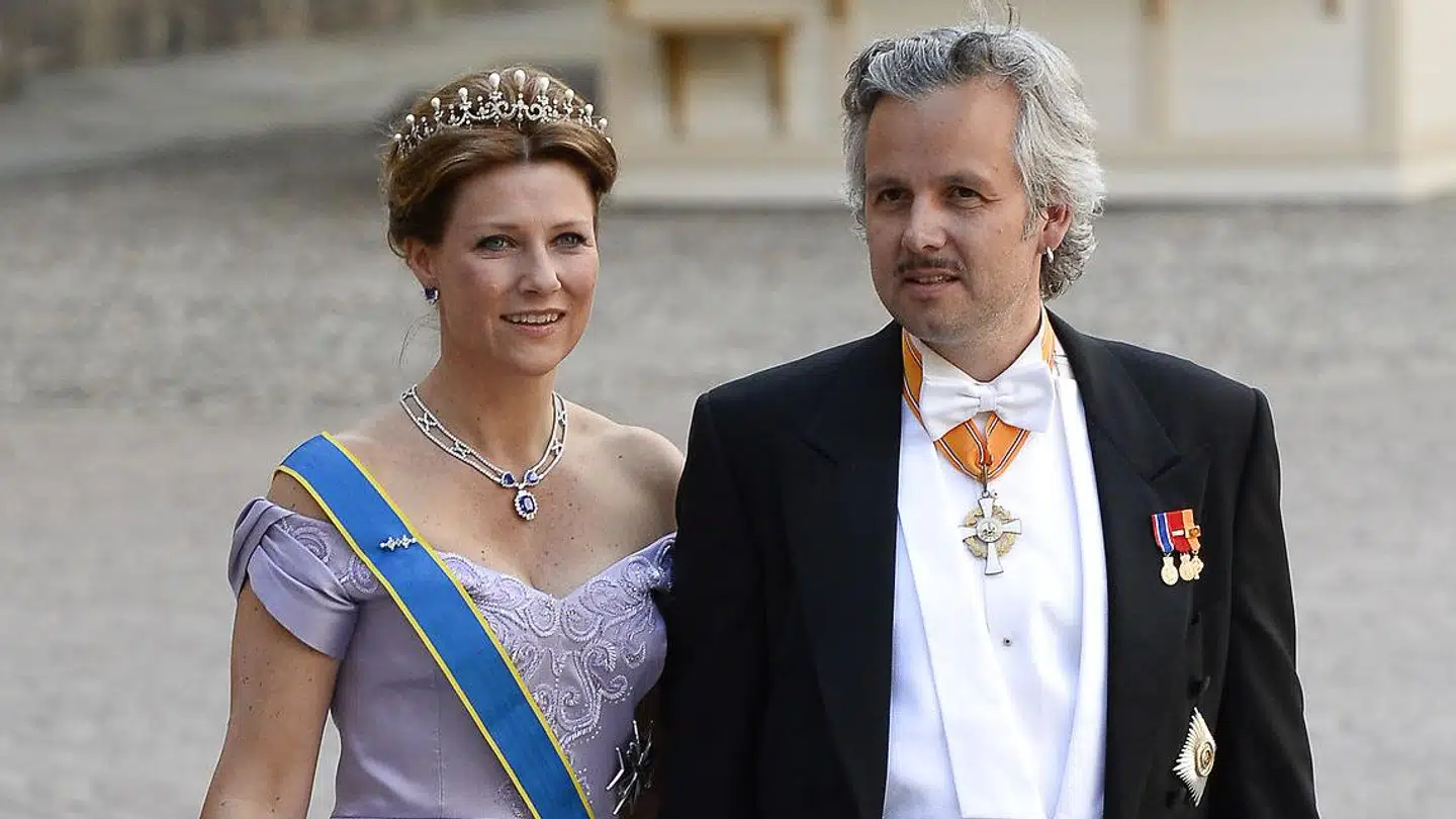 Prinsesse Märtha Louise og Ari Behn ankommer til brylluppet mellem svenske prinsesse Madeleine og Christopher O'Neill.