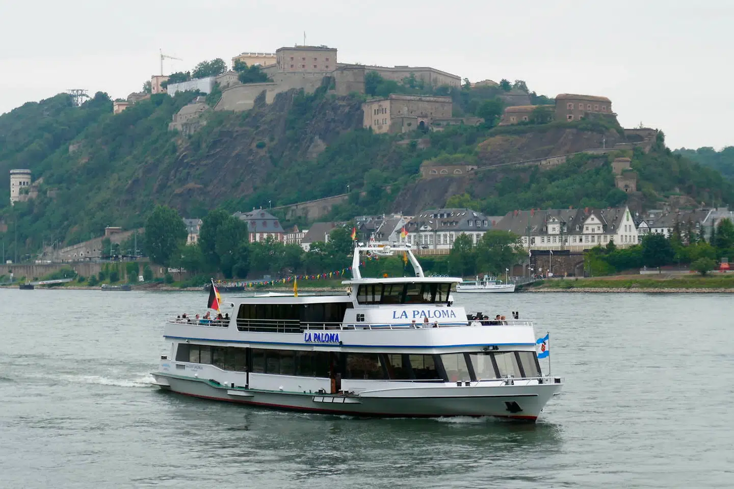 Fæstningen Ehrenbreitstein troner højt over Koblenz på den modsatte Rhinbred.
