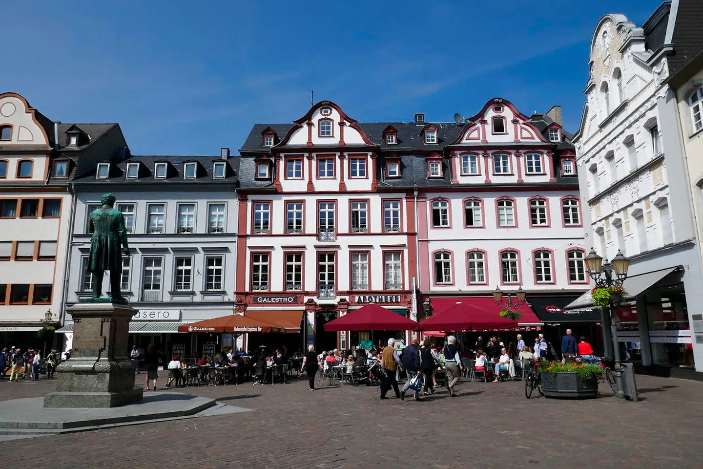 Jesuitenplatz er en af de mange hyggelige pladser i Koblenz.