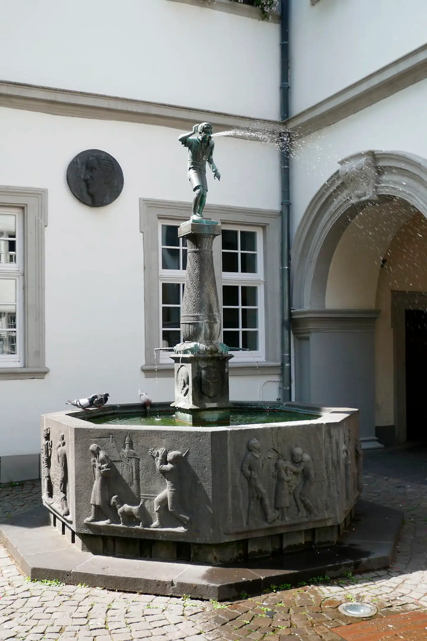 »Schängel«-figuren i den indre rådhusgård spytter vand flere meter ud.