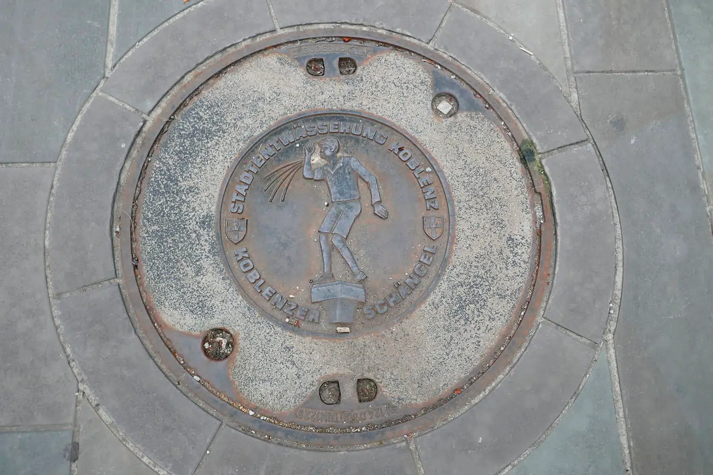 »Schängel«-figuren ses mange steder i Koblenz – også på byens kloakdæksler.