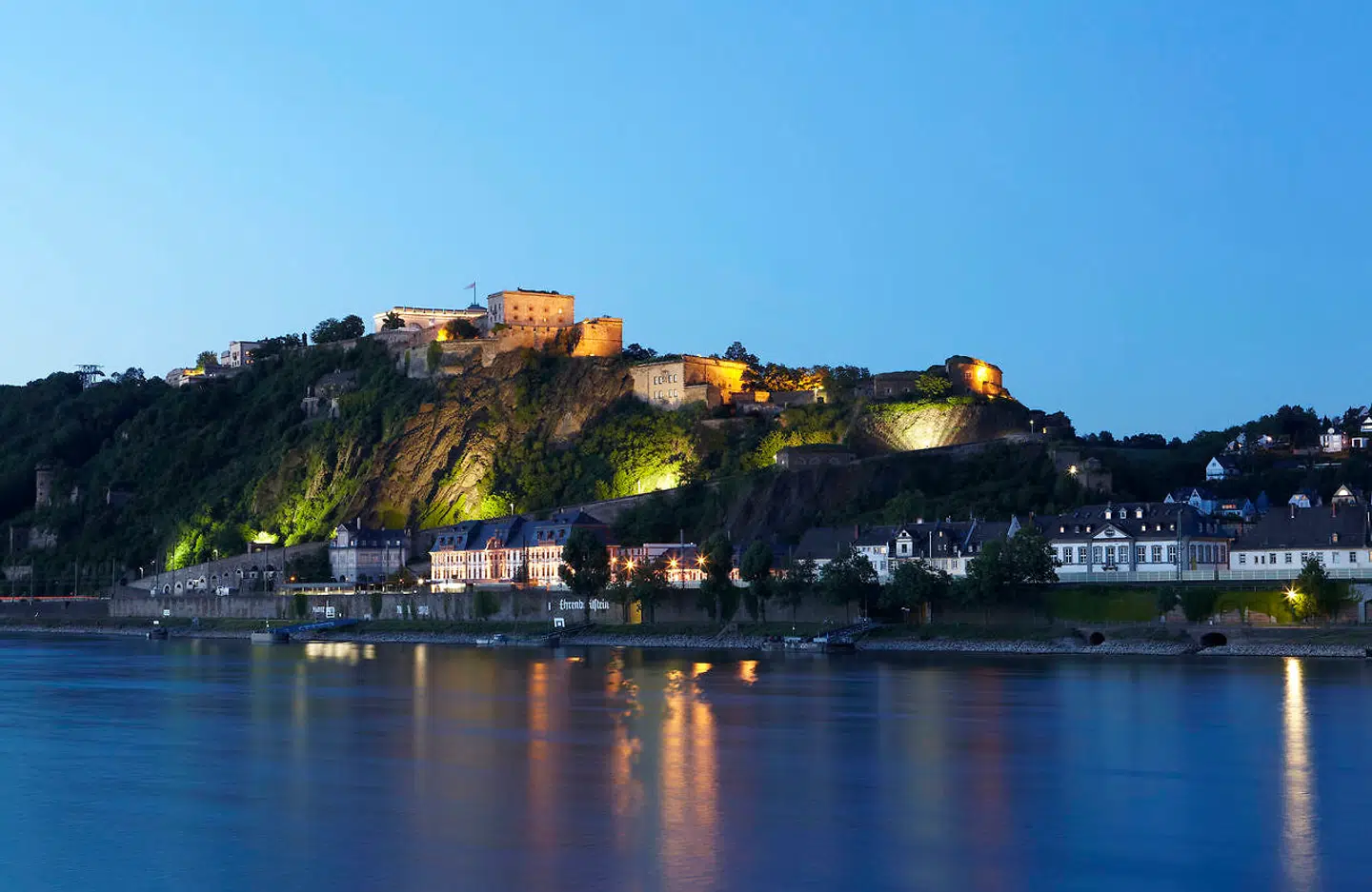 Fæstningen Ehrenbreitstein troner højt over Koblenz på den modsatte Rhinbred.