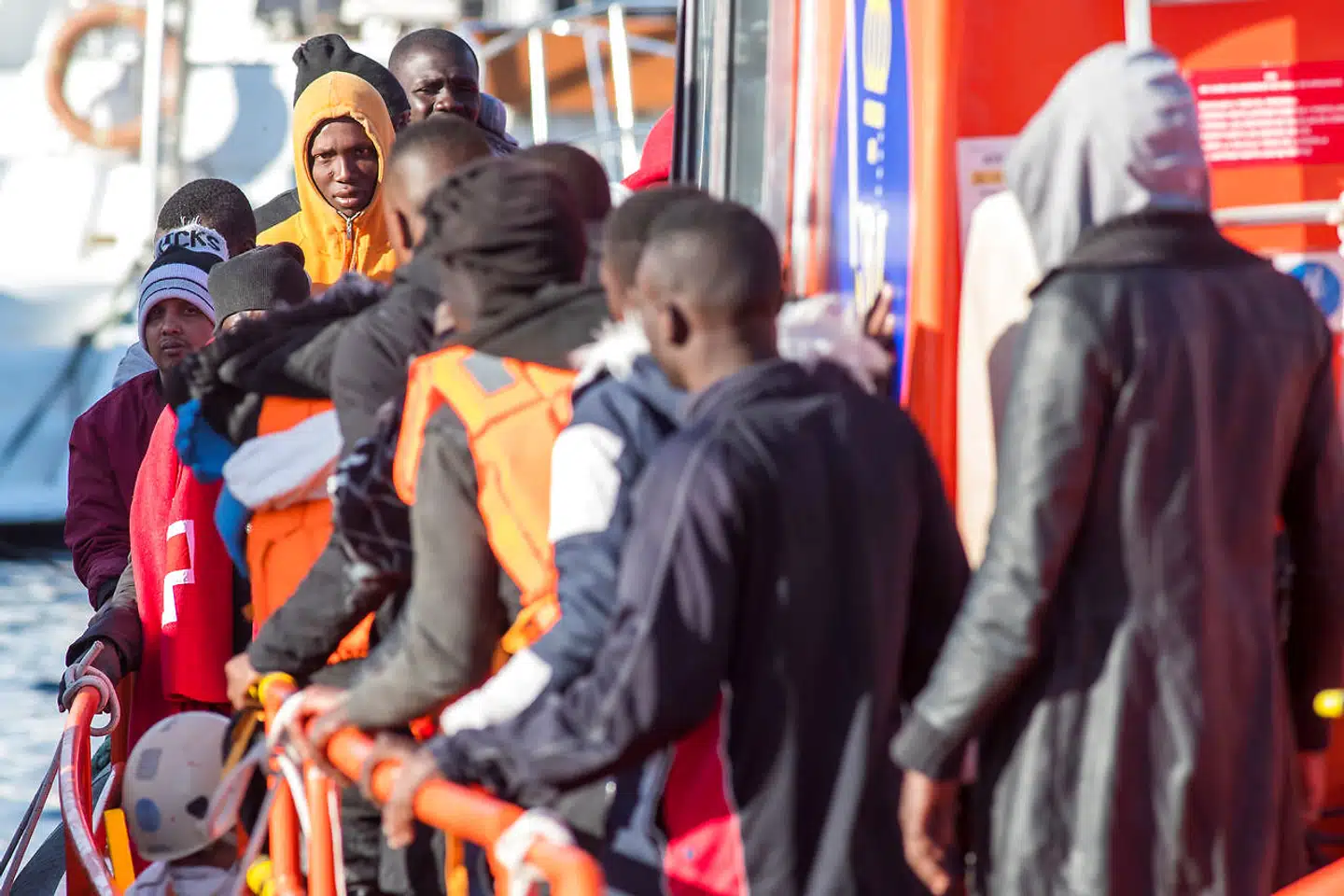 Migranter om bord på et redningsfartøj i en havn på Gran Canaria. Den forstærkede kontrol ved Gibraltarstrædet har øget trafikken på den langt farligere rute mellem det afrikanske fastland og den spanske øgruppe med 70 procent. I absolutte tal er der tale om et par tusinde.