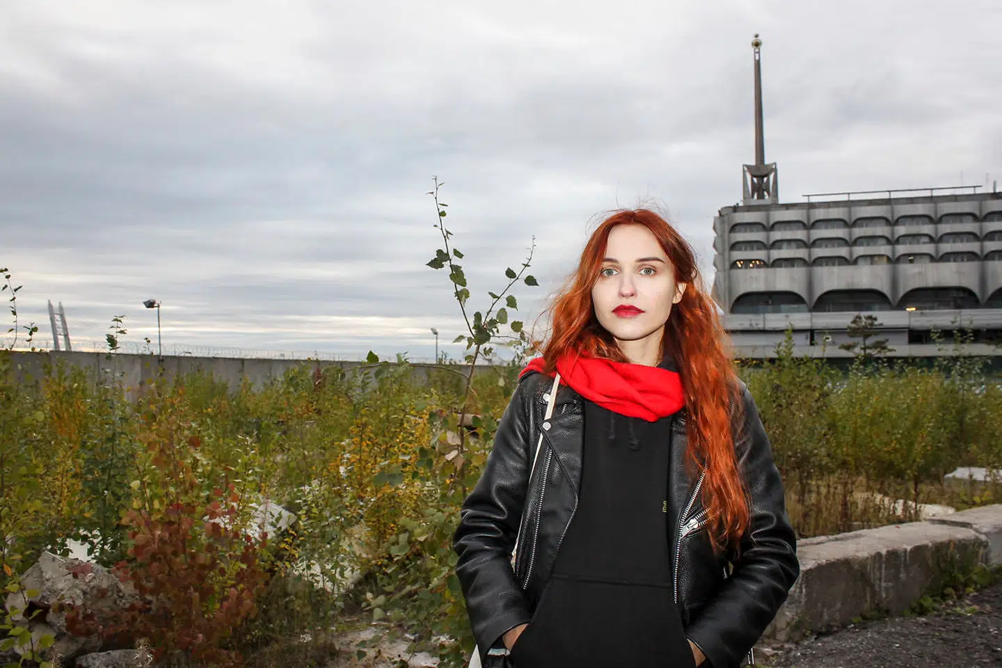 29-årige Lojla Nordic bruger stort set al sin tid på at planlægge og deltage i demonstrationer. Hun forklarer, at hun ofte er bange for, at politiet anholder hende, ligesom det har anholdt personer, hun kender. Sådan er det i Rusland, mener Lena, og det er en risiko, hun er villig til at løbe.