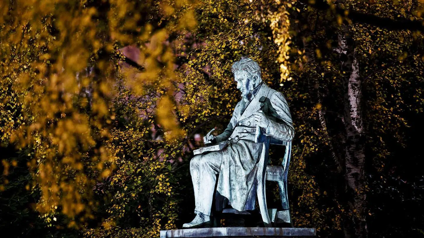 »Hvordan er det gået til? Ingen ved det åbenbart, men i 2012 blev en lang række medarbejdere på det kierkegaardske forskningscenter afskediget. I dag er kun en lille håndfuld tilbage,« skriver Flemming Chr. Nielsen.